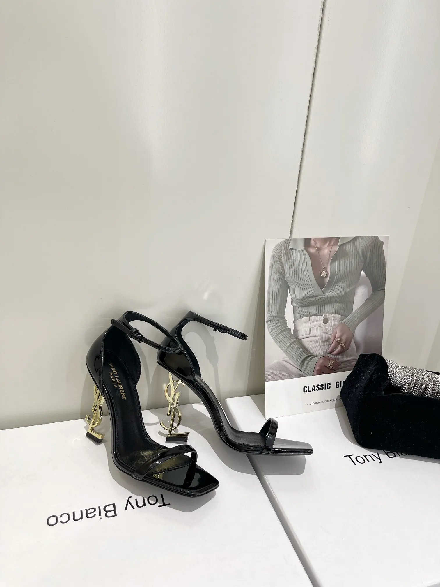 👟👟Ex-factory price 520👟👟 (highest version) 𝗦𝗔𝗜𝗡𝗧 𝗟𝗔𝗨𝗥𝗘𝗡*ysl classic high-heeled sandals. Only YSL understands women’s hearts best and does not accept refutation. Super invincible feminine artifact. Women’s must-have z-products, full-body customization The self-made molded hardware heels are perfect and consistent. Compare the differences between the pictures and products on the market! Upper: Customized imported cotton silk weaving/imported calf patent leather Lining: Imported 🐑sheep leather Sole: Imported genuine leather outsole Heel height: 9cm Size: 35-39